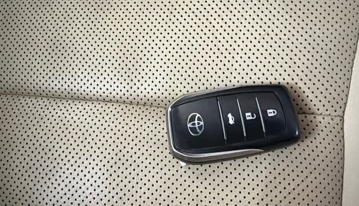 2017 Toyota Camry HYBRID, Hybrid, Automatic, 68,059 km, Key Close Up