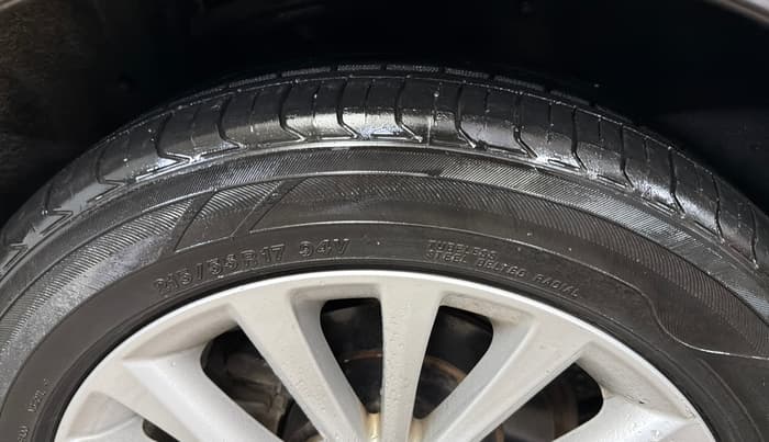 2017 Toyota Camry HYBRID, Hybrid, Automatic, 68,059 km, Right Rear Tyre Tread