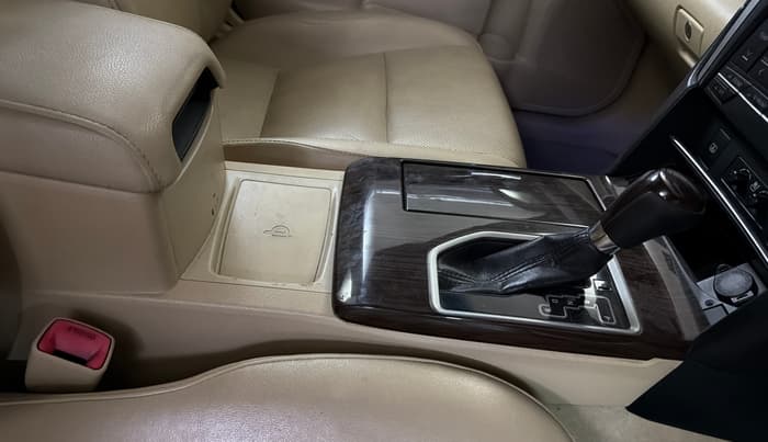 2017 Toyota Camry HYBRID, Hybrid, Automatic, 68,059 km, Gear Lever