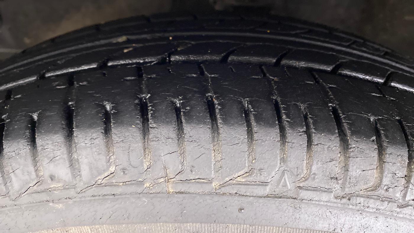 2014 Hyundai i10 MAGNA 1.1 IRDE2, Petrol, Manual, 21,356 km, Left Front Tyre Tread