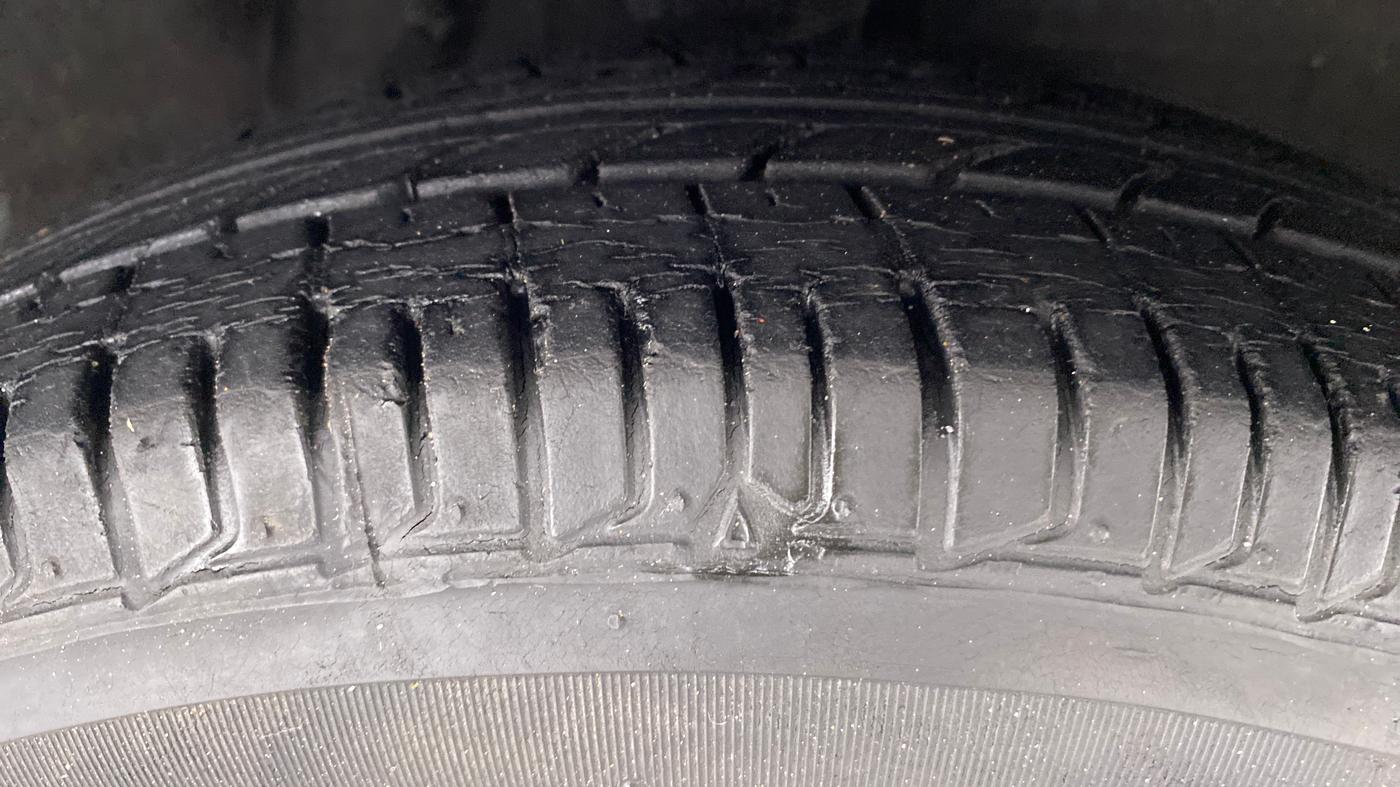 2014 Hyundai i10 MAGNA 1.1 IRDE2, Petrol, Manual, 21,356 km, Right Front Tyre Tread