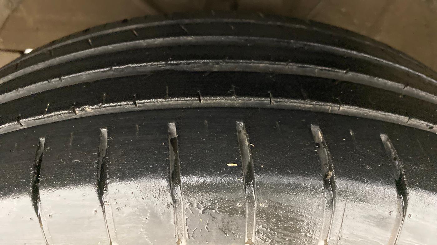 2018 Maruti Swift ZXI D, Petrol, Manual, 27,730 km, Left Front Tyre Tread