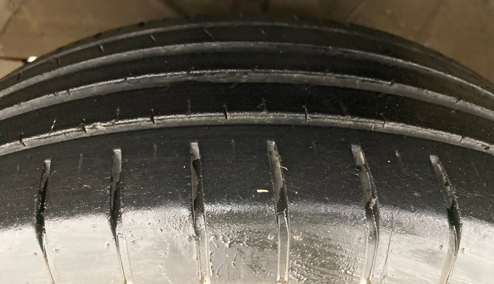 2018 Maruti Swift ZXI D, Petrol, Manual, 27,730 km, Left Front Tyre Tread