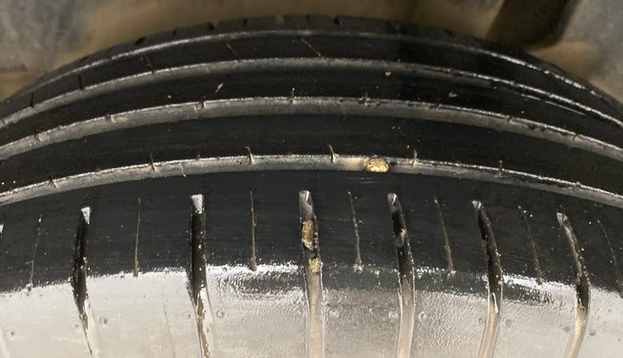 2018 Maruti Swift ZXI D, Petrol, Manual, 27,730 km, Left Rear Tyre Tread