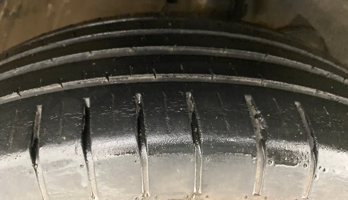 2018 Maruti Swift ZXI D, Petrol, Manual, 27,730 km, Right Front Tyre Tread