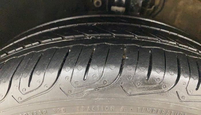 2016 Volkswagen Polo COMFORTLINE 1.2L, Petrol, Manual, 95,471 km, Left Front Tyre Tread