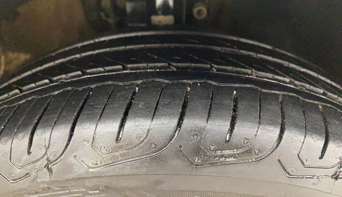 2016 Volkswagen Polo COMFORTLINE 1.2L, Petrol, Manual, 95,471 km, Right Front Tyre Tread