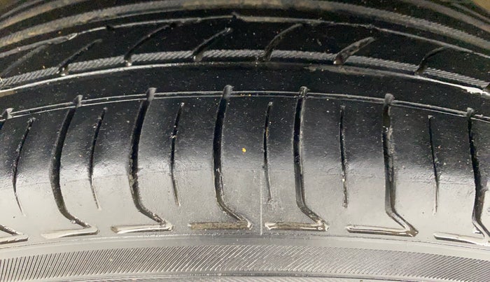 2014 Volkswagen Polo HIGHLINE1.2L, Petrol, Manual, 55,295 km, Left Front Tyre Tread