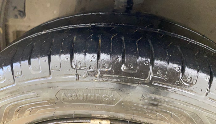 2015 Hyundai Eon MAGNA +, Petrol, Manual, 1,13,498 km, Left Front Tyre Tread