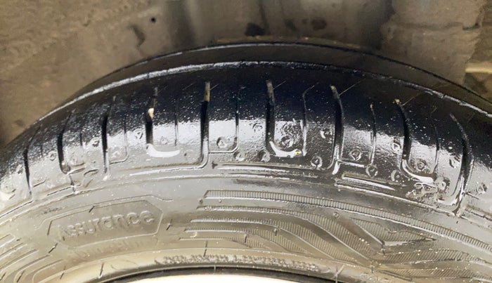 2015 Hyundai Eon MAGNA +, Petrol, Manual, 1,13,498 km, Left Rear Tyre Tread