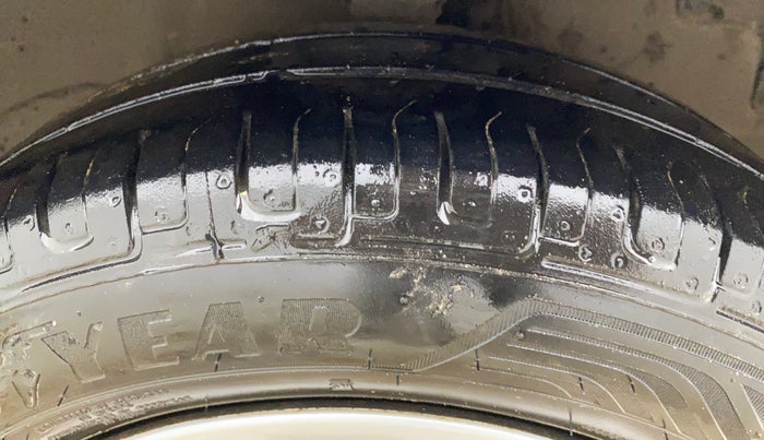 2015 Hyundai Eon MAGNA +, Petrol, Manual, 1,13,498 km, Right Front Tyre Tread