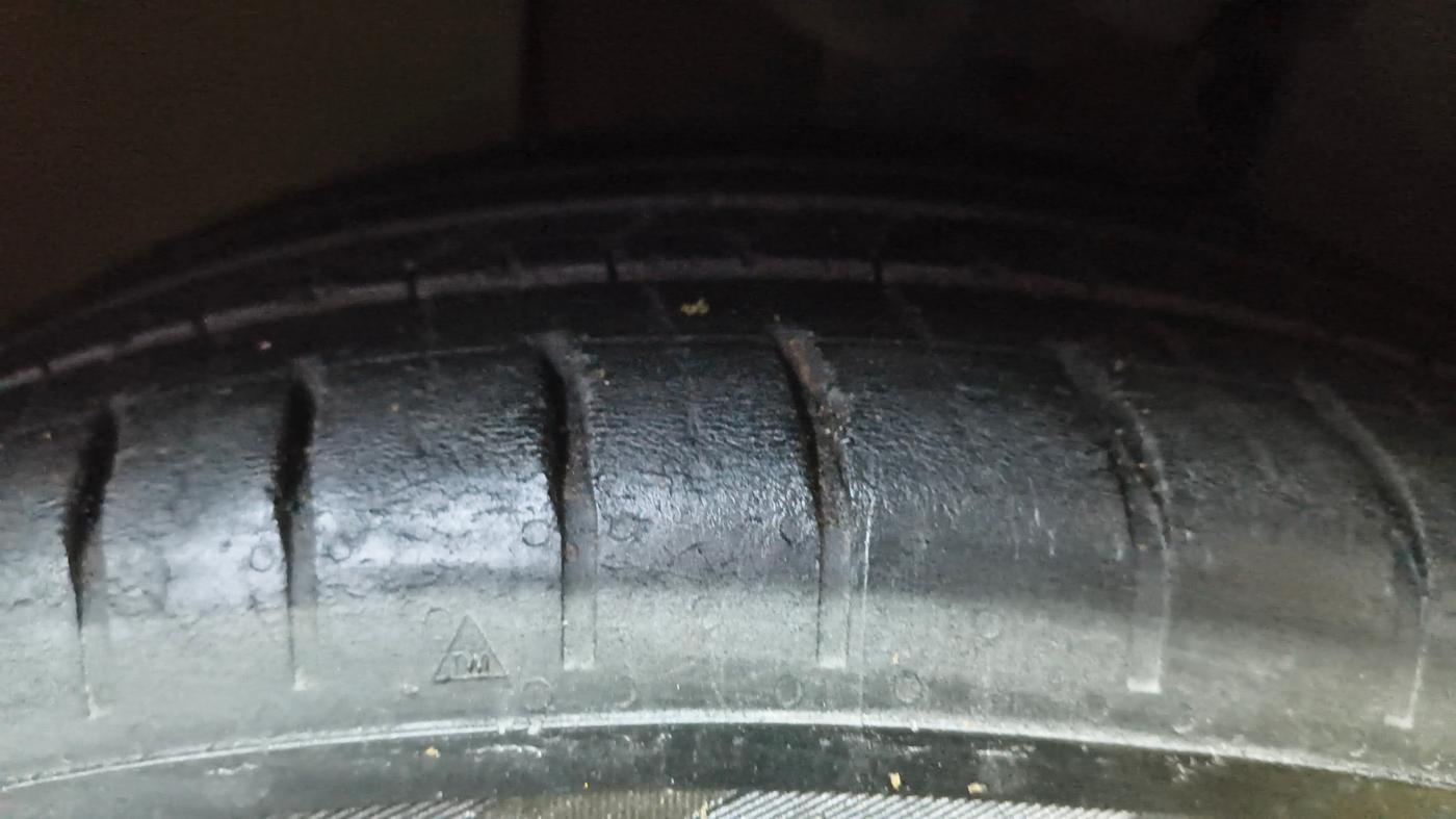 2022 Volkswagen TAIGUN TOPLINE 1.0 TSI AT, Petrol, Automatic, 59,900 km, Left Front Tyre Tread
