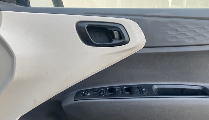 2021 Hyundai AURA S 1.2 CRDI, Diesel, Manual, 1,38,569 km, Driver Side Door Panels Control