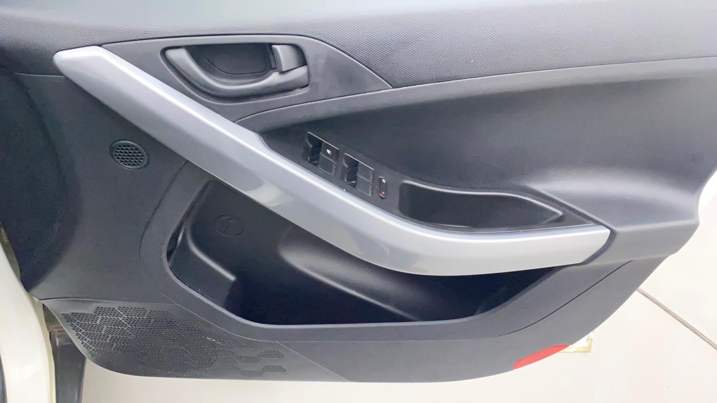2021 Tata NEXON XM PETROL, Petrol, Manual, 30,550 km, Driver Side Door Panels Control