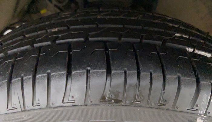 2012 Toyota Innova 2.5 GX 8 STR BS IV, Diesel, Manual, 1,70,571 km, Right Front Tyre Tread