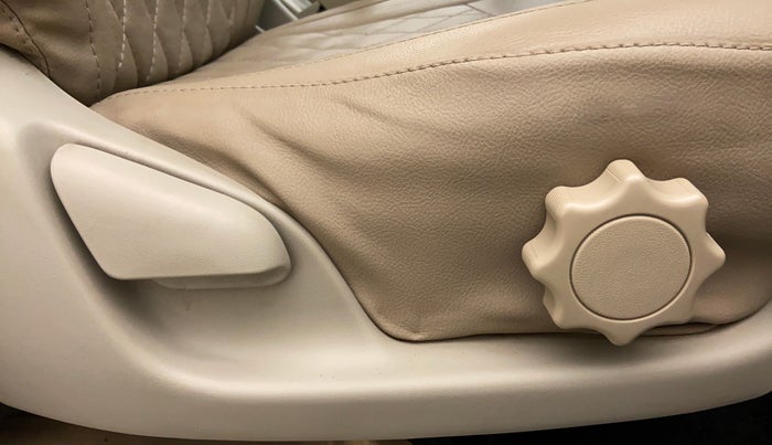 2012 Toyota Innova 2.5 GX 8 STR BS IV, Diesel, Manual, 1,70,571 km, Driver Side Adjustment Panel