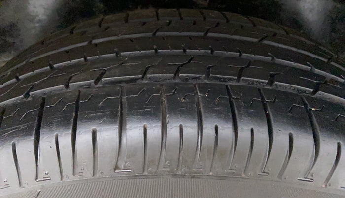 2012 Toyota Innova 2.5 GX 8 STR BS IV, Diesel, Manual, 1,70,571 km, Left Rear Tyre Tread