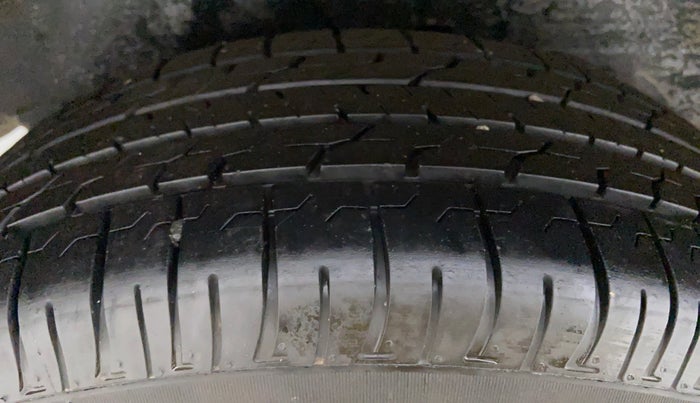 2012 Toyota Innova 2.5 GX 8 STR BS IV, Diesel, Manual, 1,70,571 km, Right Rear Tyre Tread