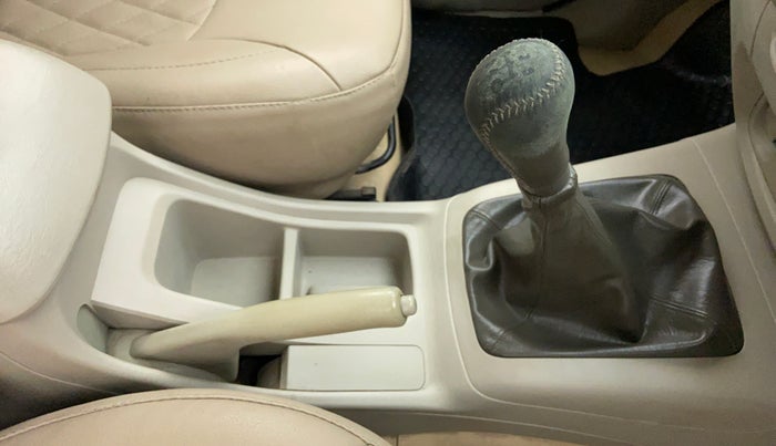 2012 Toyota Innova 2.5 GX 8 STR BS IV, Diesel, Manual, 1,70,571 km, Gear Lever