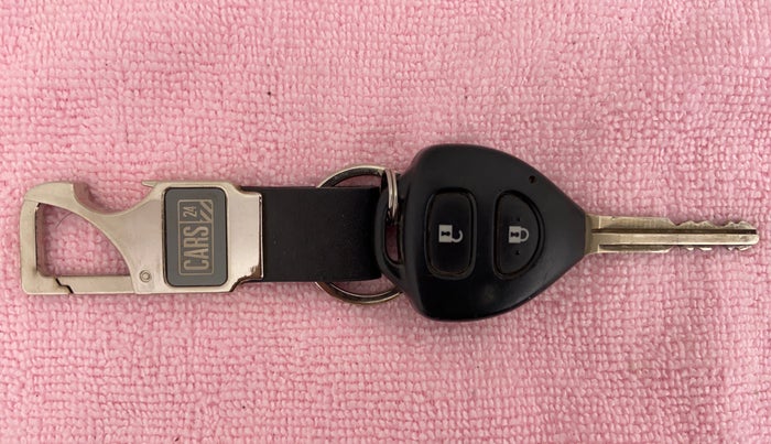 2012 Toyota Innova 2.5 GX 8 STR BS IV, Diesel, Manual, 1,70,571 km, Key Close Up