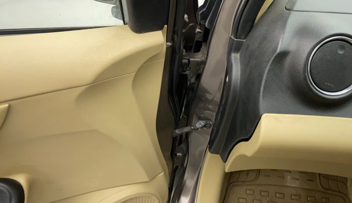 2014 Honda Brio S MT, Petrol, Manual, 56,374 km, Front passenger door - Checker assembly is not working