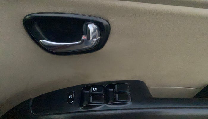 2016 Hyundai i10 SPORTZ 1.1, Petrol, Manual, 36,455 km, Driver Side Door Panels Control