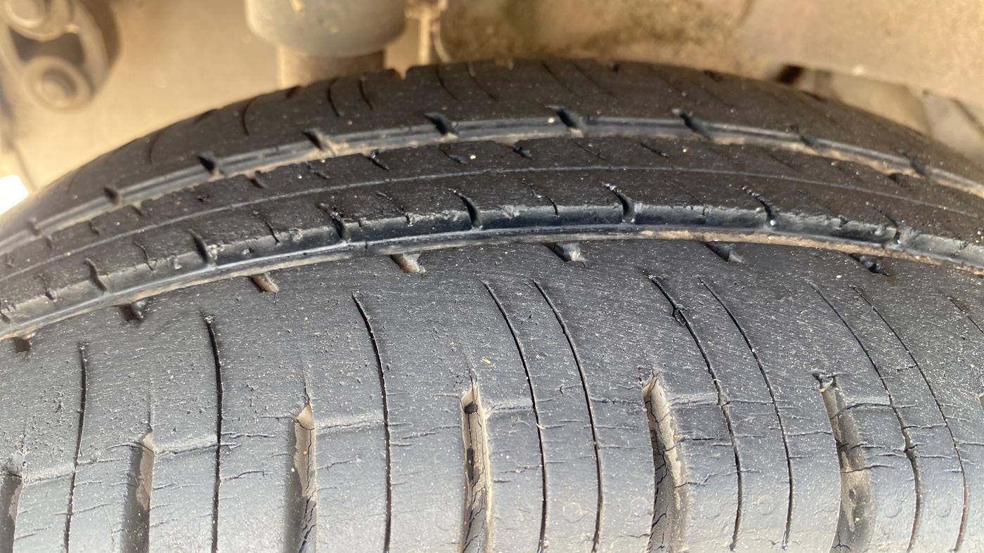 2017 Mahindra Kuv100 K4 6 STR, Petrol, Manual, 42,250 km, Right Rear Tyre Tread