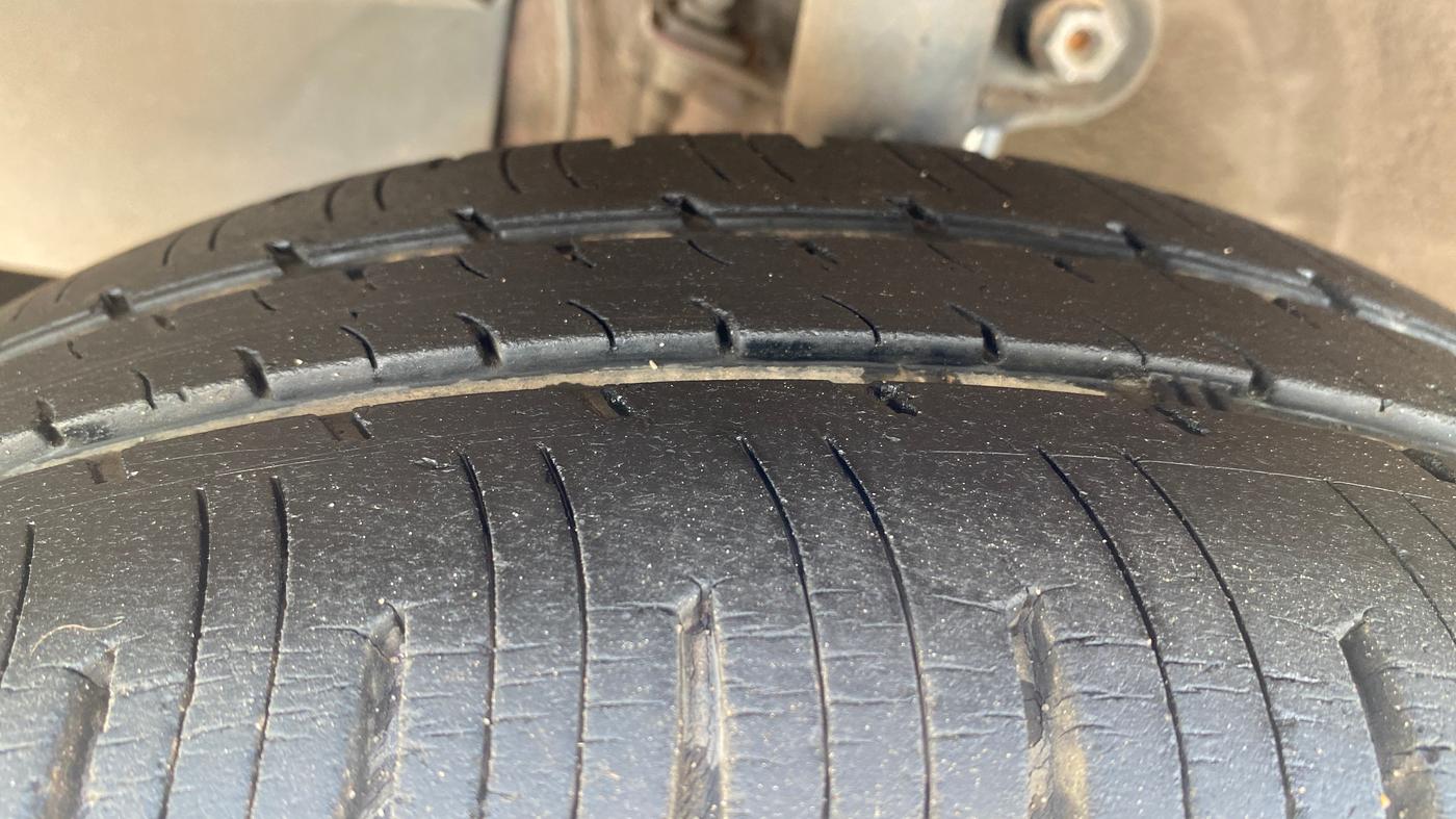 2017 Mahindra Kuv100 K4 6 STR, Petrol, Manual, 42,250 km, Left Front Tyre Tread