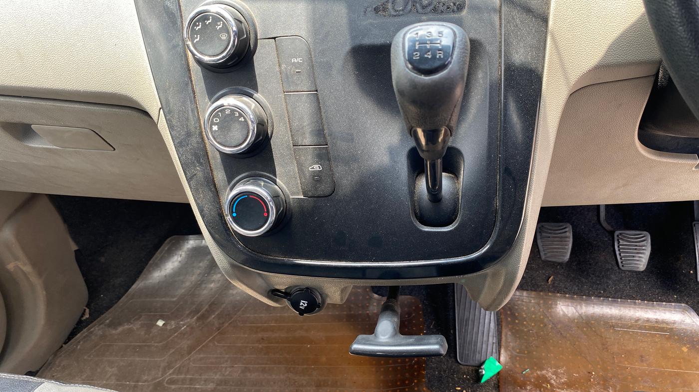 2017 Mahindra Kuv100 K4 6 STR, Petrol, Manual, 42,250 km, Gear Lever