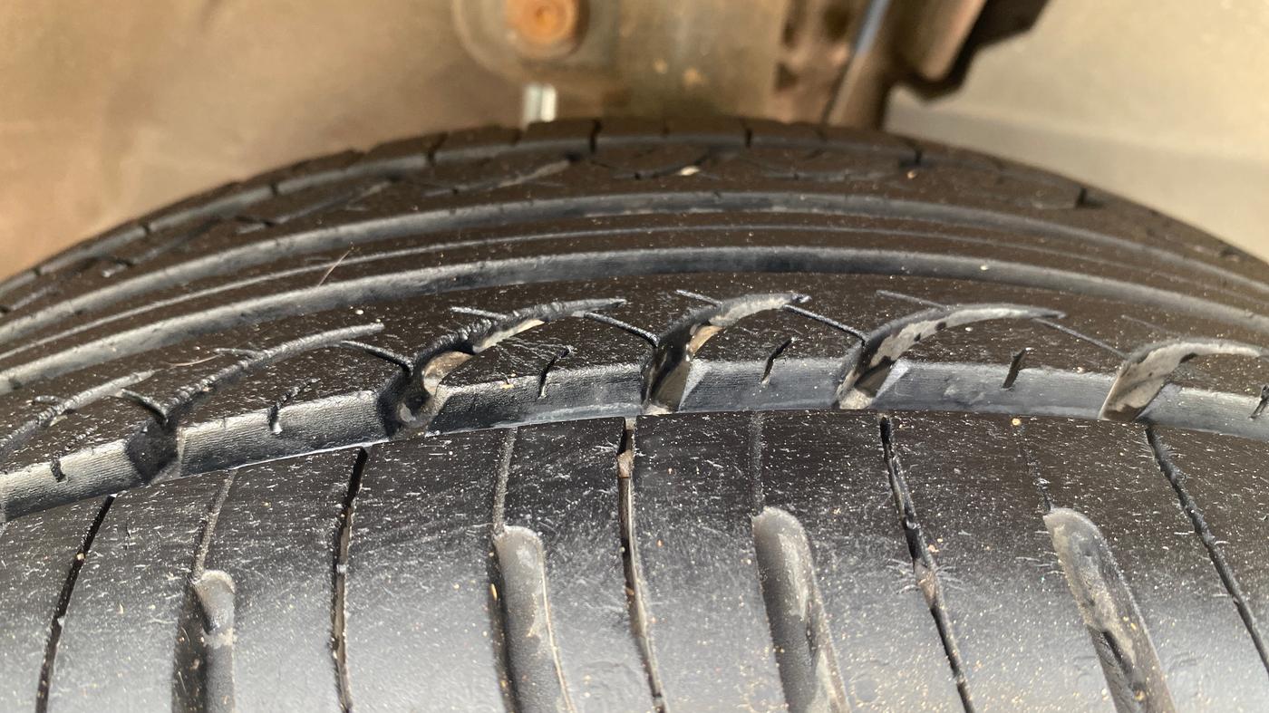 2017 Mahindra Kuv100 K4 6 STR, Petrol, Manual, 42,250 km, Right Front Tyre Tread