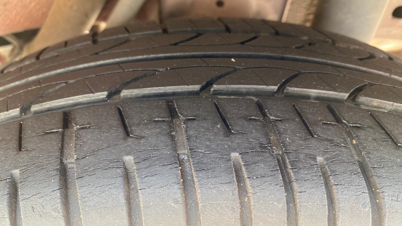 2017 Mahindra Kuv100 K4 6 STR, Petrol, Manual, 42,250 km, Left Rear Tyre Tread