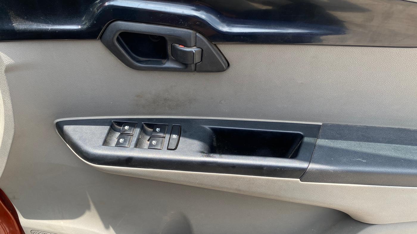 2017 Mahindra Kuv100 K4 6 STR, Petrol, Manual, 42,250 km, Driver Side Door Panels Control
