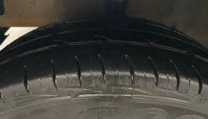 2014 Hyundai Eon D-LITE+, CNG, Manual, 53,667 km, Left Front Tyre Tread