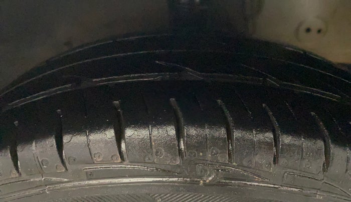 2014 Hyundai Eon D-LITE+, CNG, Manual, 53,667 km, Right Front Tyre Tread