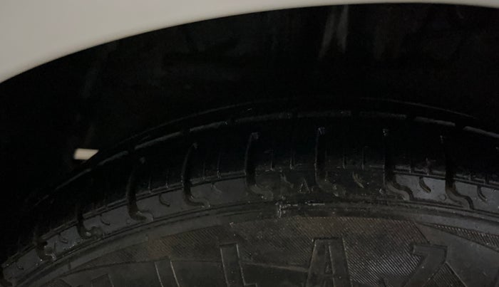 2017 Hyundai Grand i10 SPORTZ (O) 1.2 KAPPA VTVT, CNG, Manual, 81,878 km, Right Rear Tyre Tread