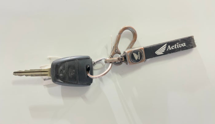 2017 Hyundai Grand i10 SPORTZ (O) 1.2 KAPPA VTVT, CNG, Manual, 81,878 km, Key Close Up