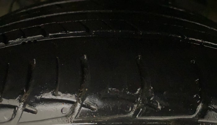 2018 Maruti Ciaz ALPHA  AT 1.4  PETROL, Petrol, Automatic, 1,09,079 km, Left Front Tyre Tread