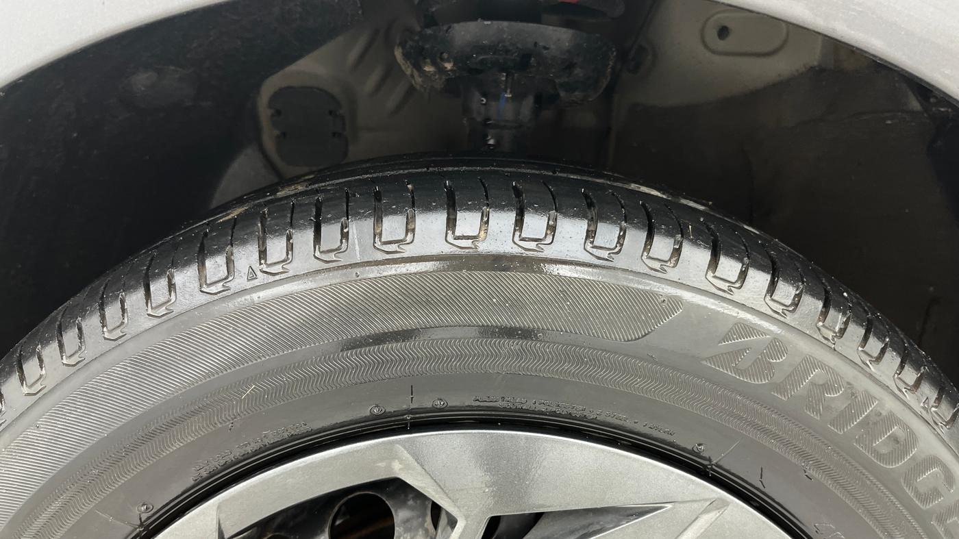 2022 Hyundai NEW I20 MAGNA 1.2 MT, Petrol, Manual, 33,730 km, Left Front Tyre Tread