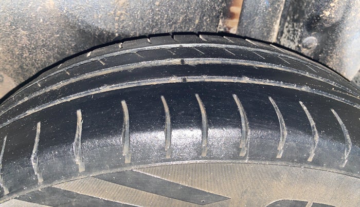 2016 Maruti Swift Dzire LXI (O), Petrol, Manual, 81,807 km, Left Rear Tyre Tread