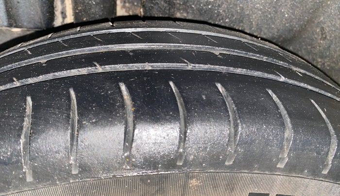 2016 Maruti Swift Dzire LXI (O), Petrol, Manual, 81,807 km, Right Rear Tyre Tread