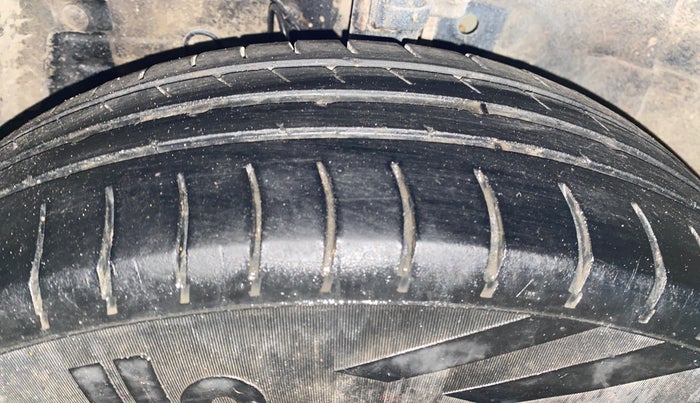 2016 Maruti Swift Dzire LXI (O), Petrol, Manual, 81,807 km, Left Front Tyre Tread