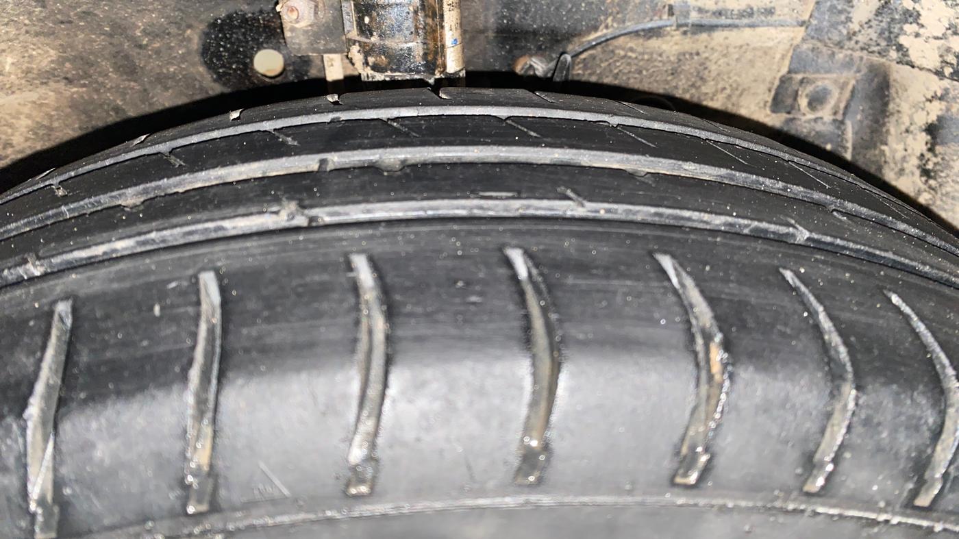 2016 Maruti Swift Dzire LXI (O), Petrol, Manual, 81,807 km, Right Front Tyre Tread