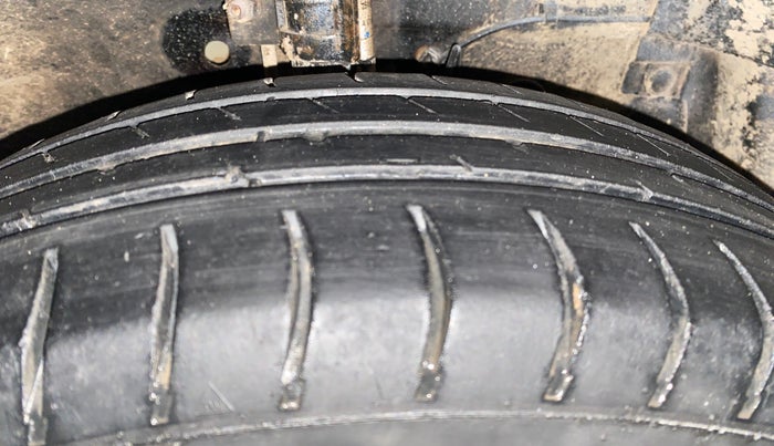 2016 Maruti Swift Dzire LXI (O), Petrol, Manual, 81,807 km, Right Front Tyre Tread