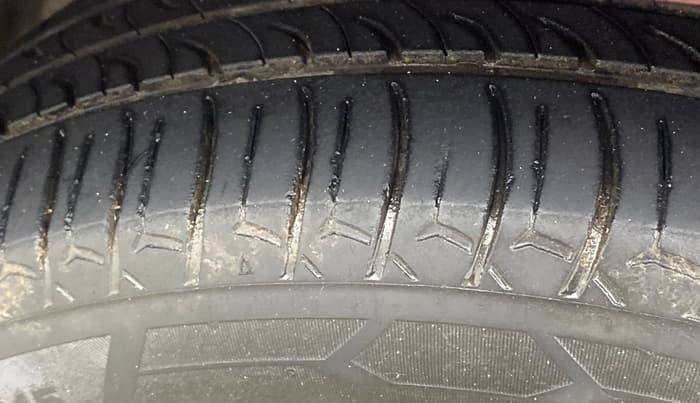 2015 Honda City 1.5L I-VTEC SV, Petrol, Manual, 1,32,590 km, Left Front Tyre Tread