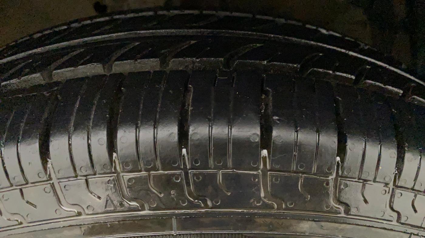2016 Maruti Swift VXI, Petrol, Manual, 38,973 km, Left Front Tyre Tread