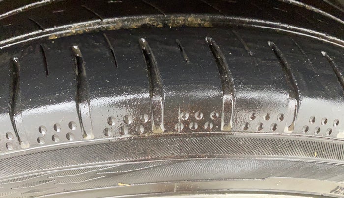 2018 Maruti Swift ZDI AMT, Diesel, Automatic, 1,11,240 km, Right Front Tyre Tread