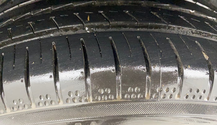 2018 Maruti Swift ZDI AMT, Diesel, Automatic, 1,11,240 km, Left Rear Tyre Tread