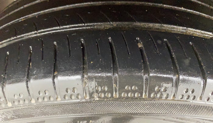 2018 Maruti Swift ZDI AMT, Diesel, Automatic, 1,11,240 km, Left Front Tyre Tread