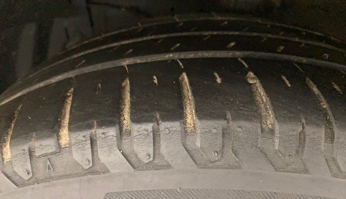 2019 Maruti Ciaz ALPHA DIESEL 1.5, Diesel, Manual, 1,22,864 km, Left Front Tyre Tread