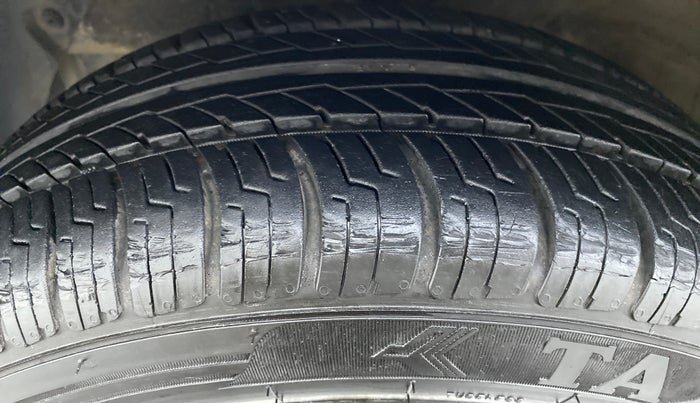2016 Hyundai Grand i10 SPORTZ 1.1 CRDI, Diesel, Manual, 63,248 km, Left Front Tyre Tread